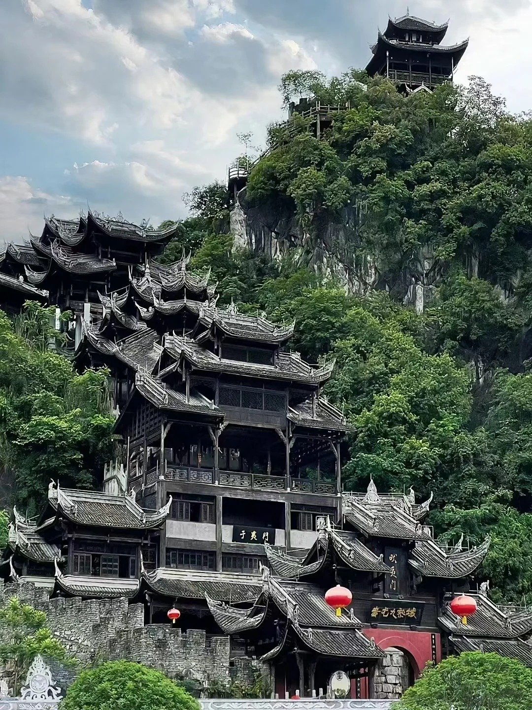 Chongqing 3-Day Tour : Fairy Mountain, Three Natural Bridges, Chiyou Jiuli City, Wujiang River Cruise, City